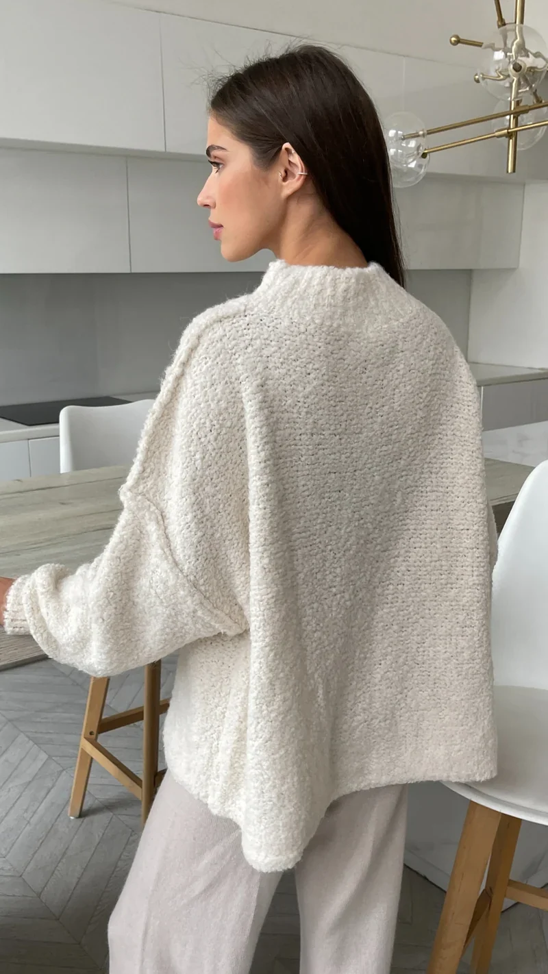Pull ample en laine bouclée à col montant Jessica