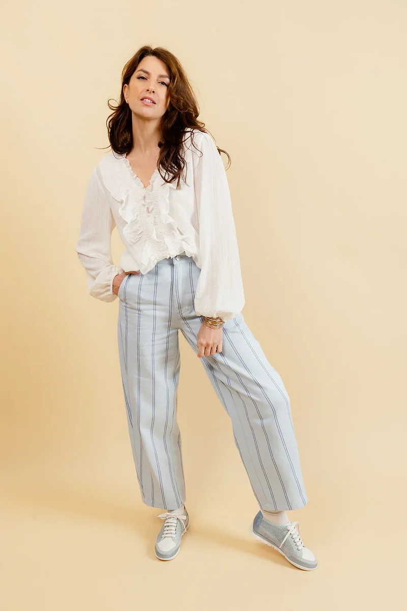 YOLENE - Blouse Unie Blanche à Col V et Froufrous
