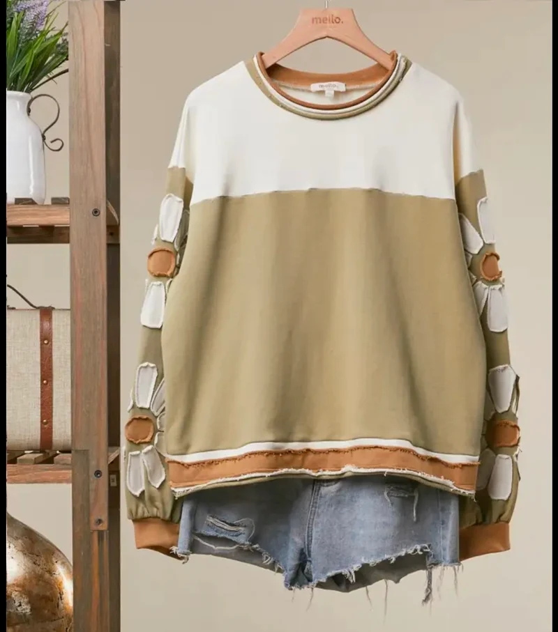 Mello. Colorblock Daisy Graphic Top