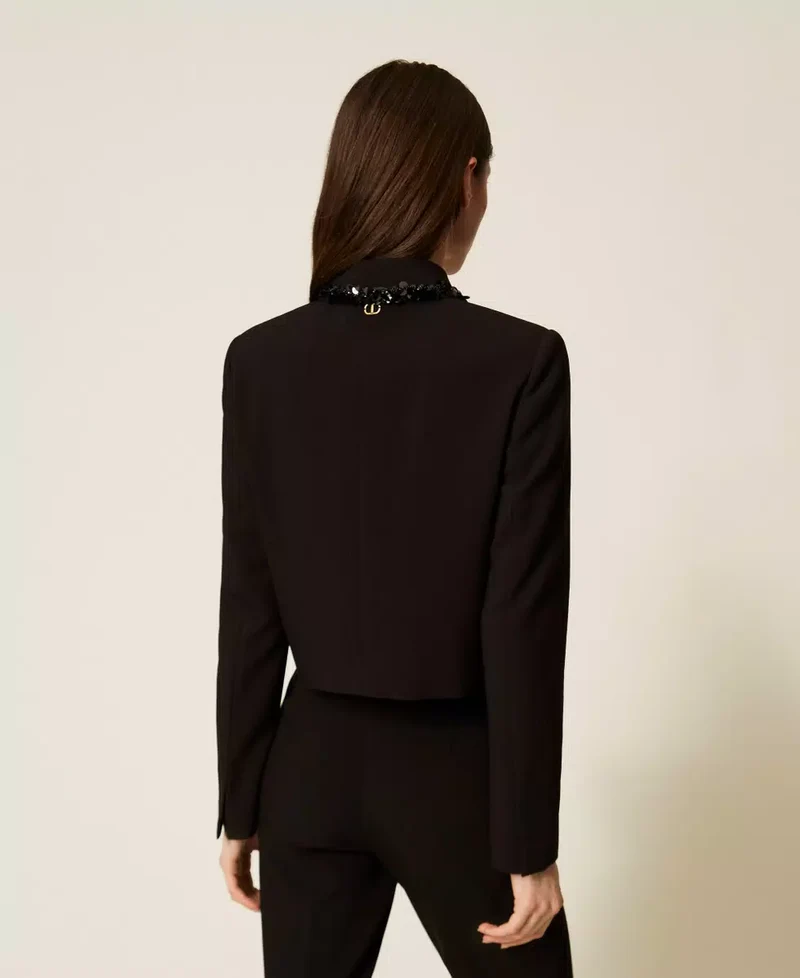 Blazer court en crêpe avec paillettes