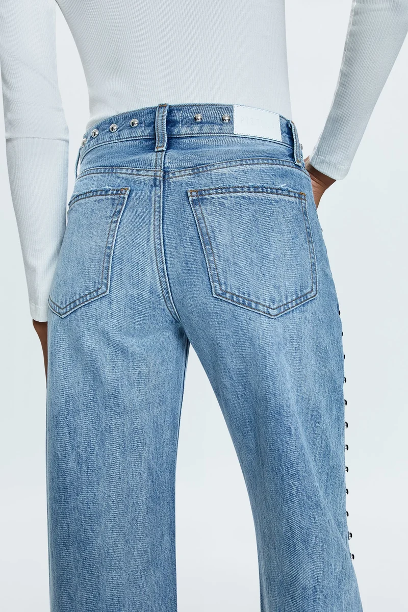 Jeans droit arqué avec clous décoratifs Lexi