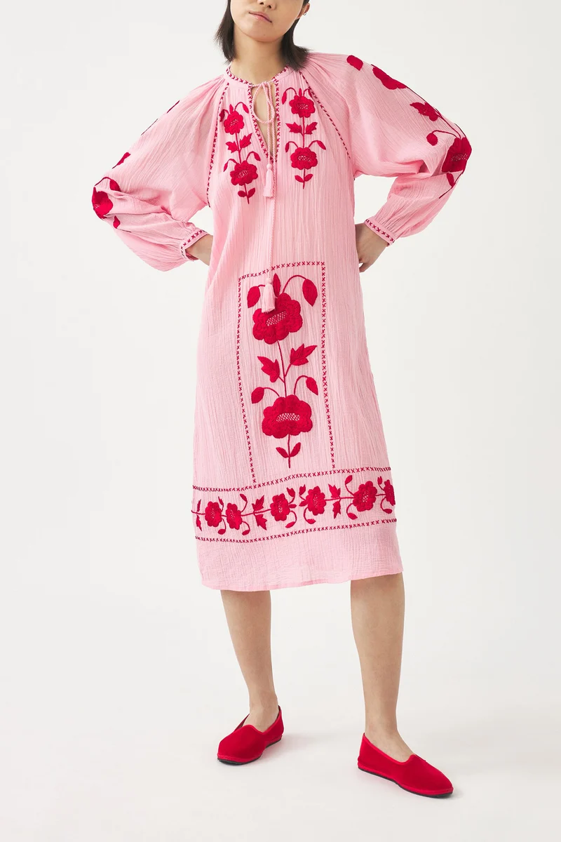 Robe avec détails en soie brodés à la main Ila