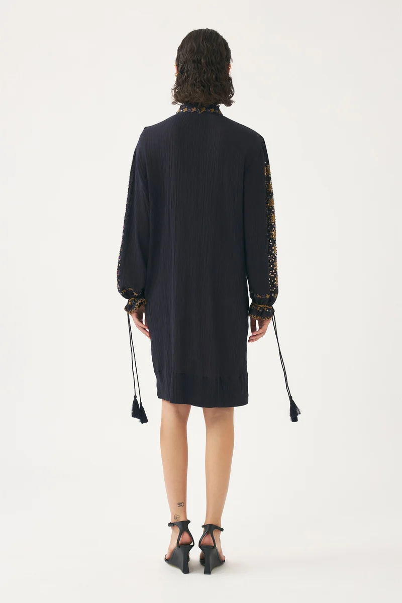 Mini robe brodée à la main avec des perles Jena