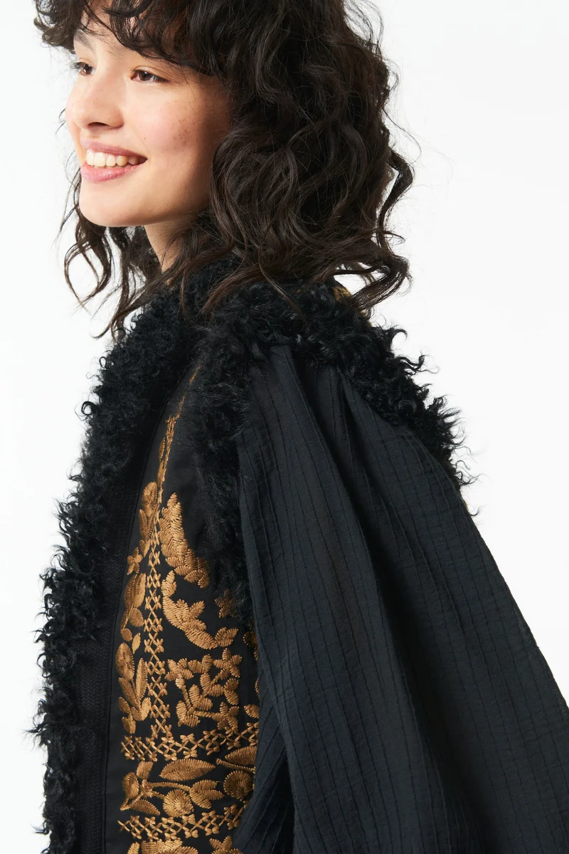 Huga fur vest - Black and gold