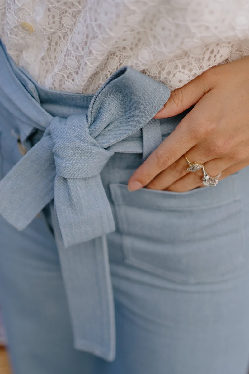 Jean bleu ciel Misha – Coupe flare en coton upcyclé, made in France