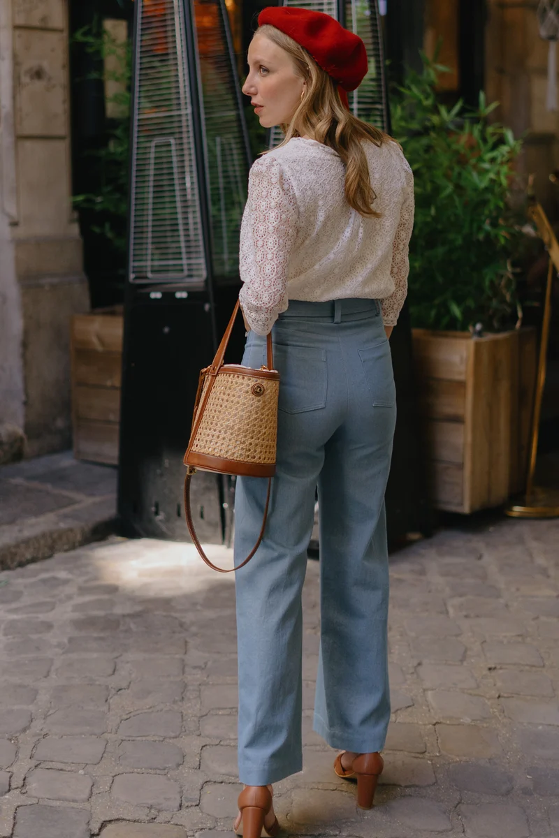 Jean bleu ciel Misha – Coupe flare en coton upcyclé, made in France