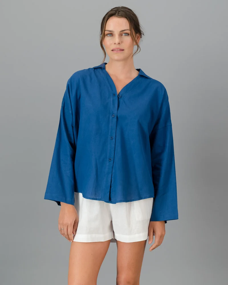 Ladie's white linen shorts