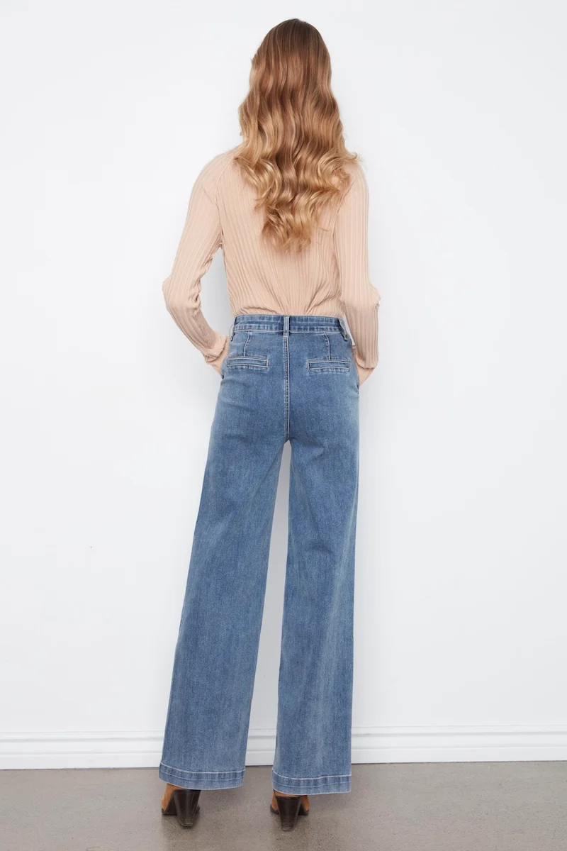 Le jean à jambe large avec ceinture Charlie B | C5807-431A