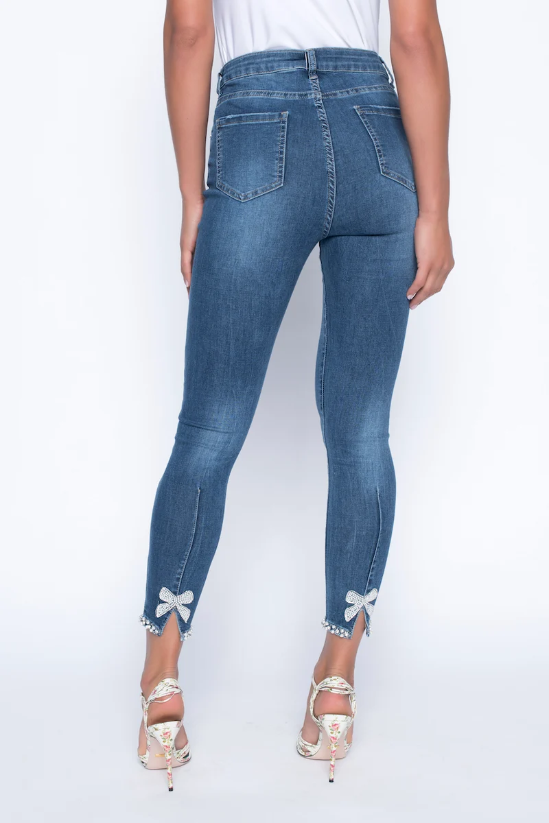 Le jean avec perle et boucle à la cheville de Frank Lyman