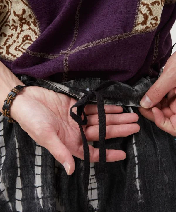 Pantalon en jean brodé de miroirs
