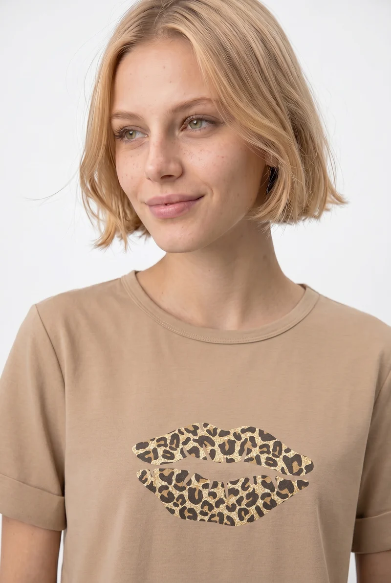 T-shirt lips