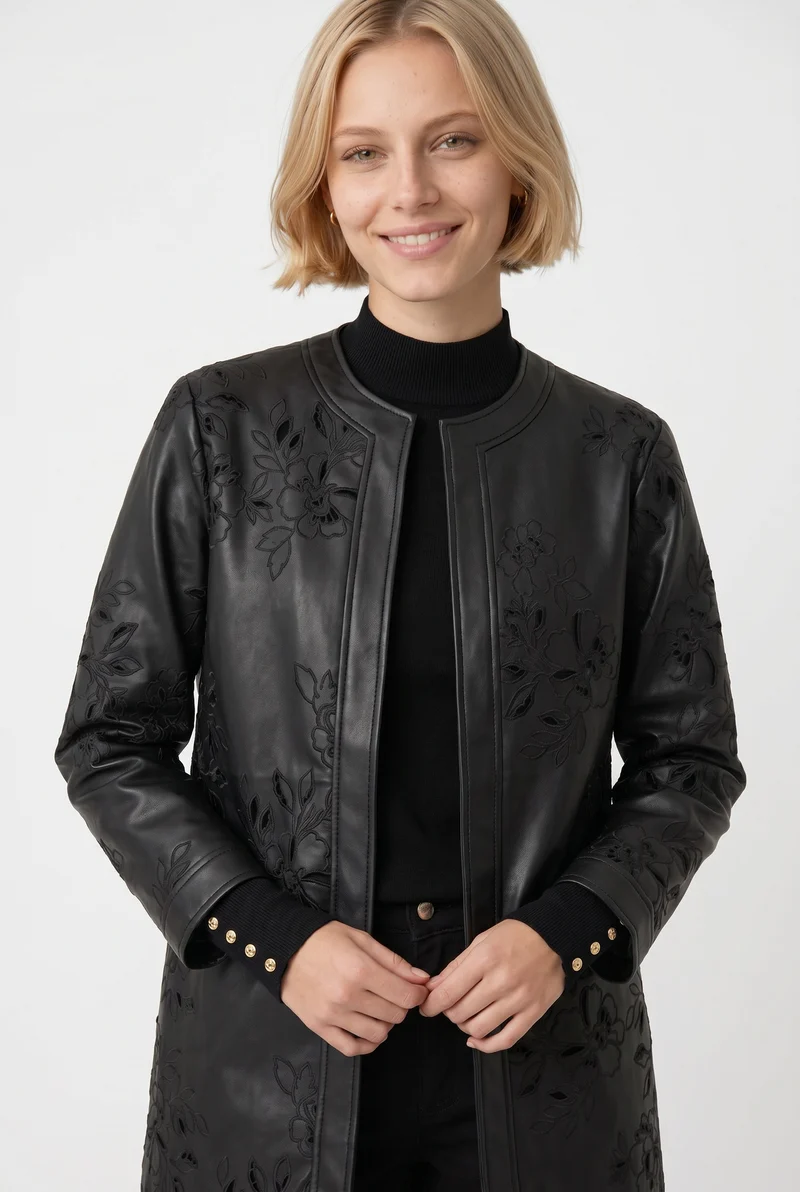 Manteau en éco-cuir brodé