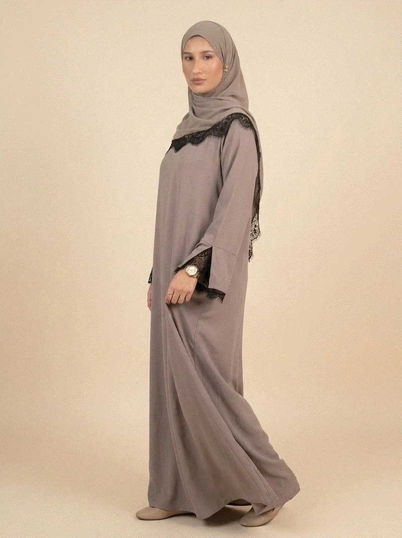 Royale – Abaya fluide à dentelle contrastée
