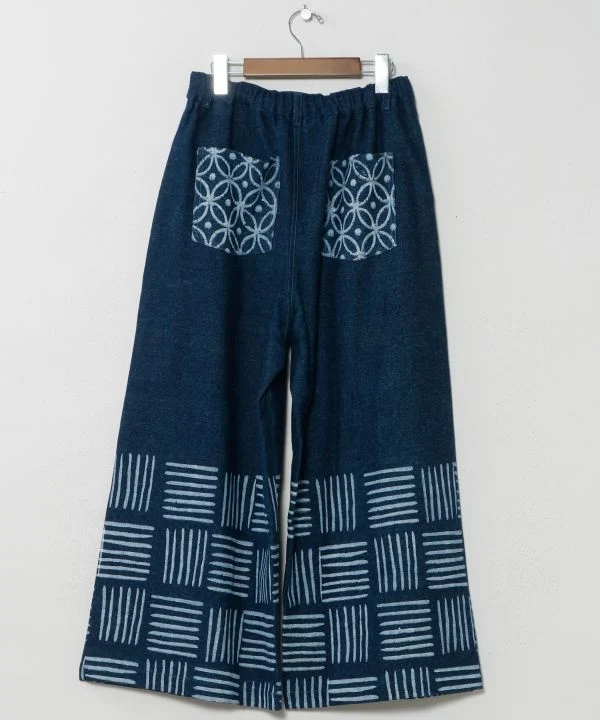 Pantalon en denim à motif imprimé