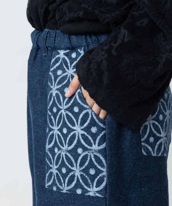Pantalon en denim à motif imprimé