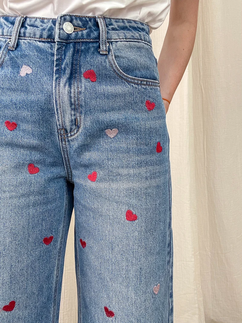 Jean Dixie - Jean large taille haute brodé coeurs rouge et rose