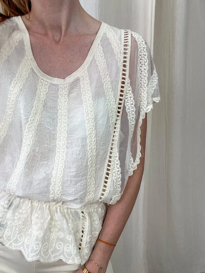 Top Khaleesi - Blouse bohème brodée écru avec dentelle