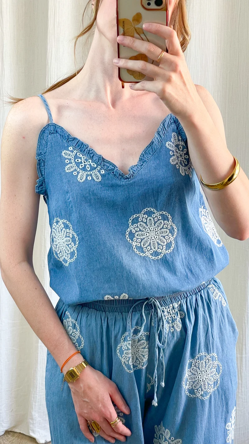 Top Aria - Caraco denim bleu broderie anglaise fleurs