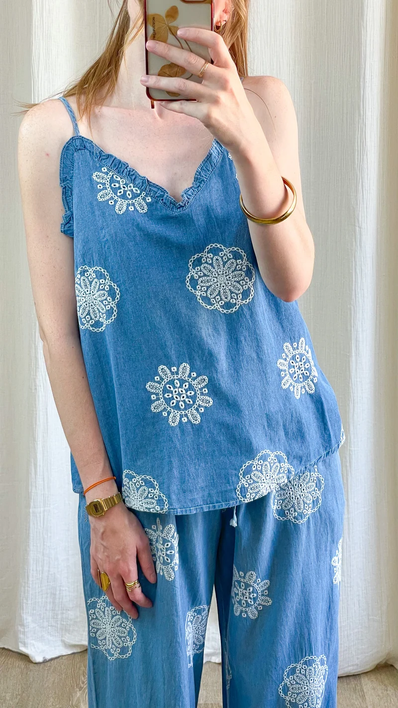 Top Aria - Caraco denim bleu broderie anglaise fleurs