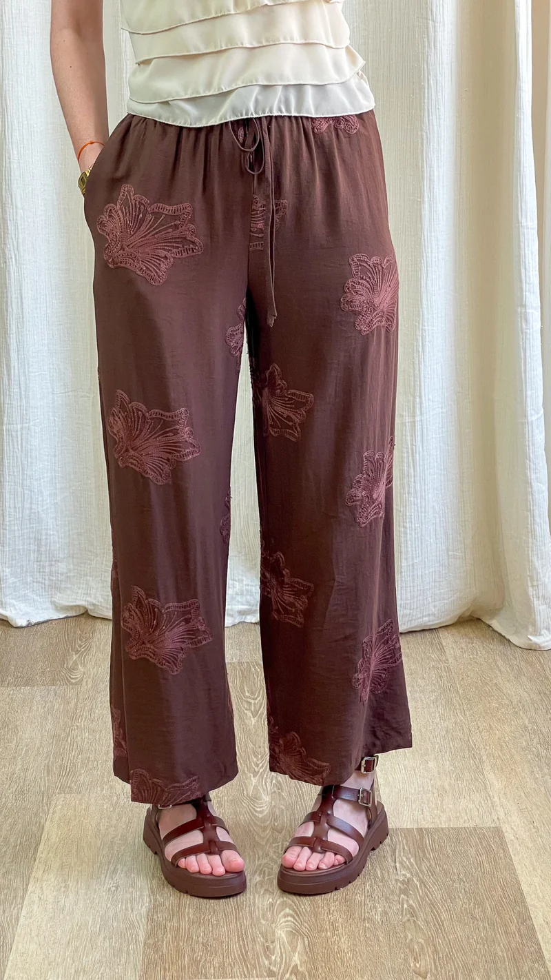 Pantalon Jannah - Pantalon fluide marron à broderies florales