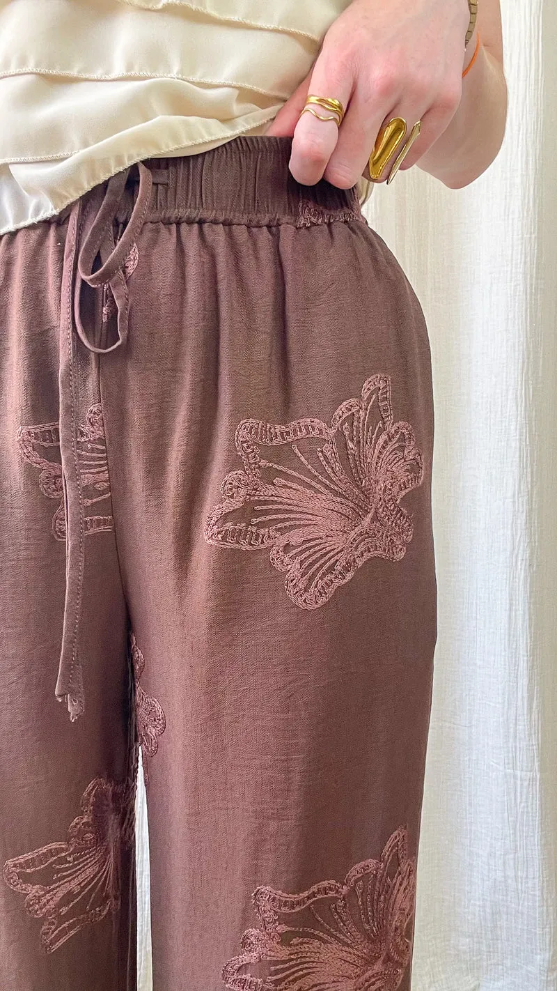 Pantalon Jannah - Pantalon fluide marron à broderies florales