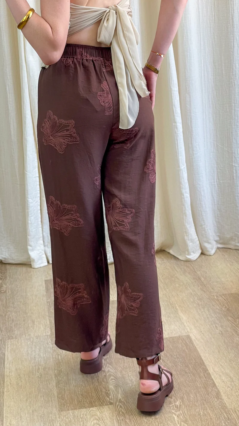 Pantalon Jannah - Pantalon fluide marron à broderies florales