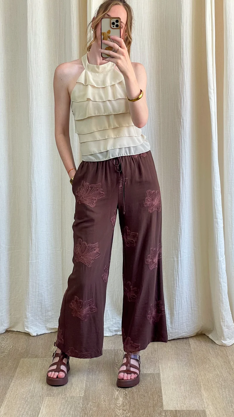 Pantalon Jannah - Pantalon fluide marron à broderies florales