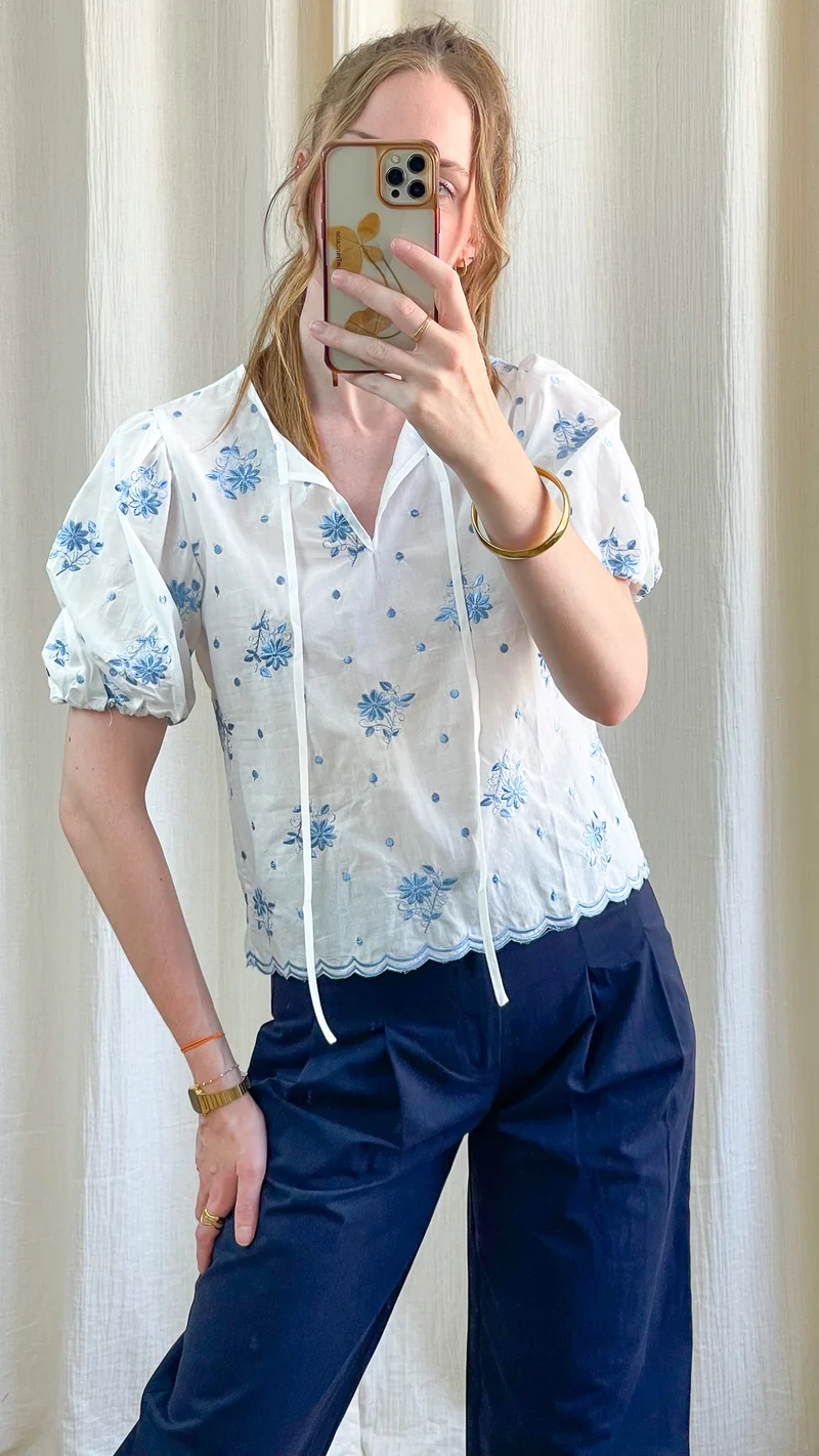 Blouse Zoé - Top blanc brodé fleurs bleues manches bouffantes