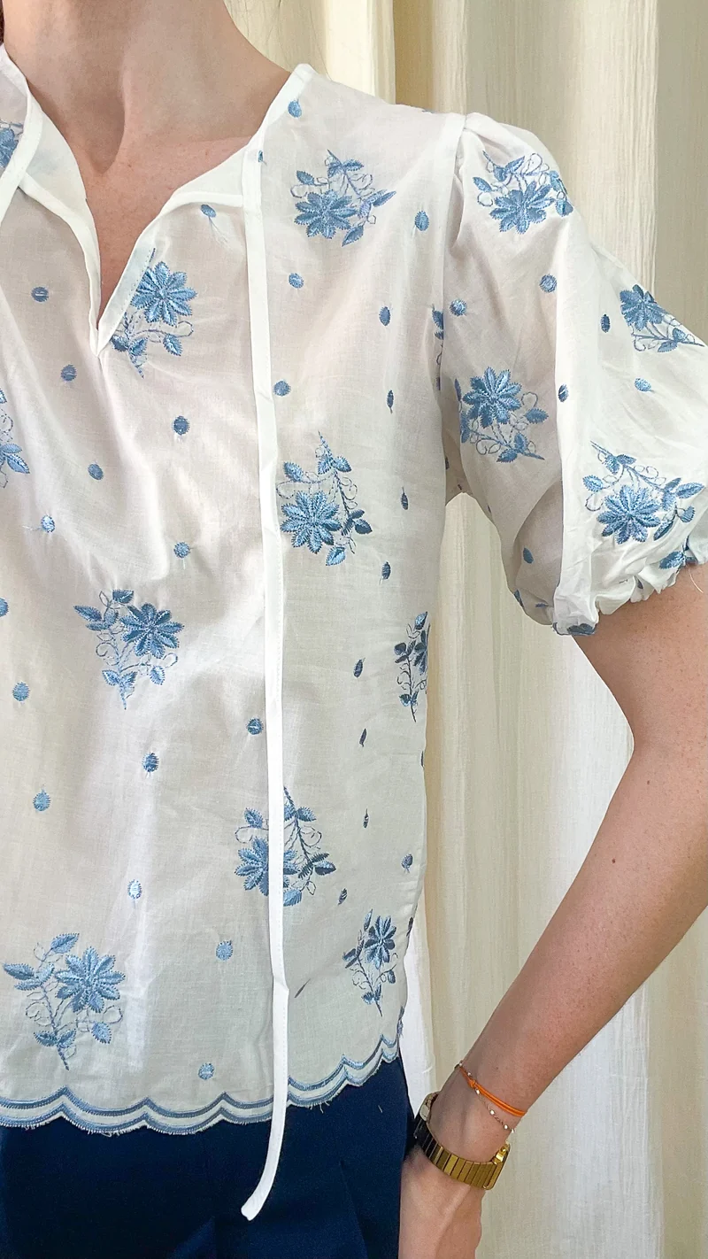 Blouse Zoé - Top blanc brodé fleurs bleues manches bouffantes