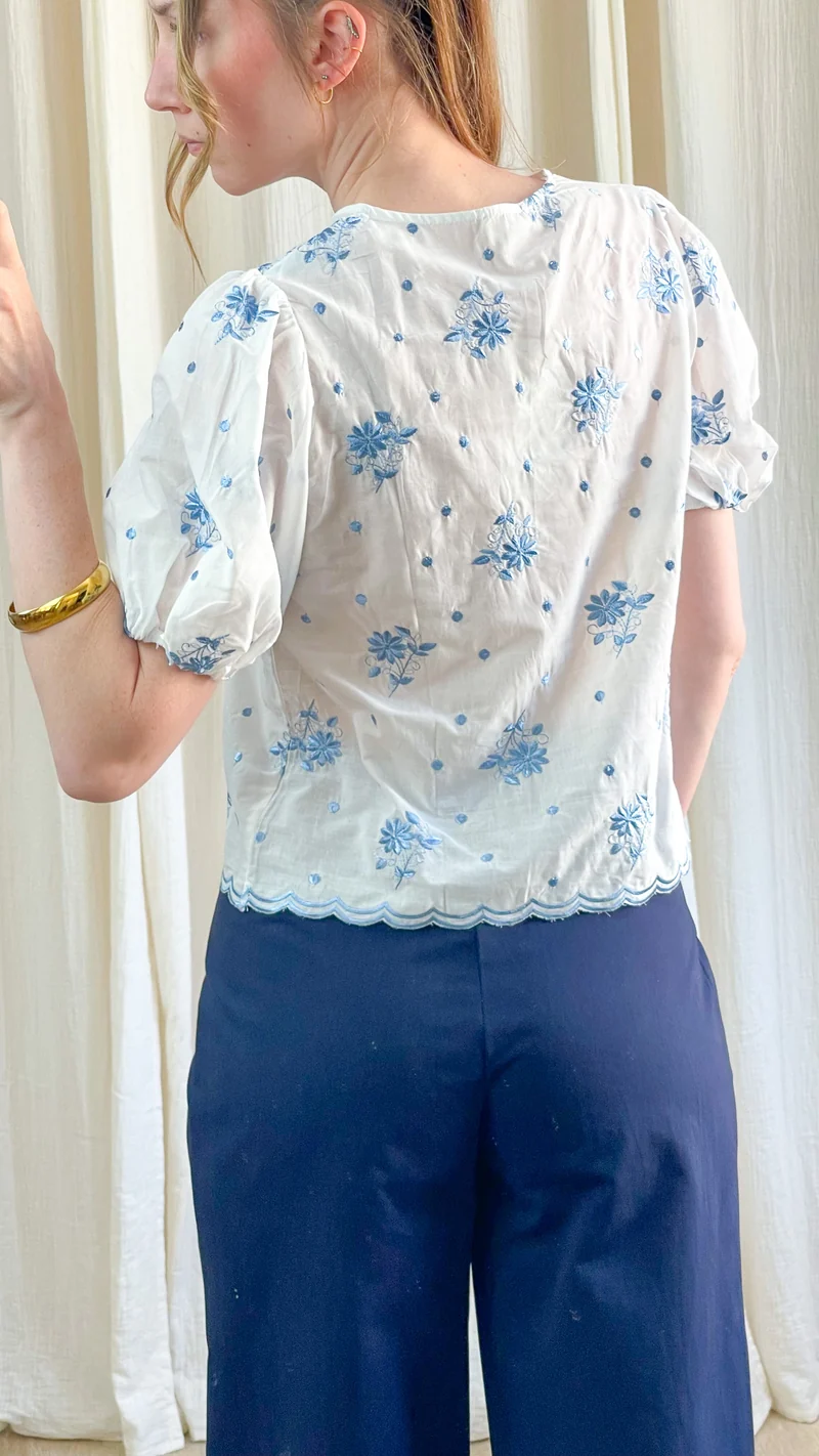 Blouse Zoé - Top blanc brodé fleurs bleues manches bouffantes