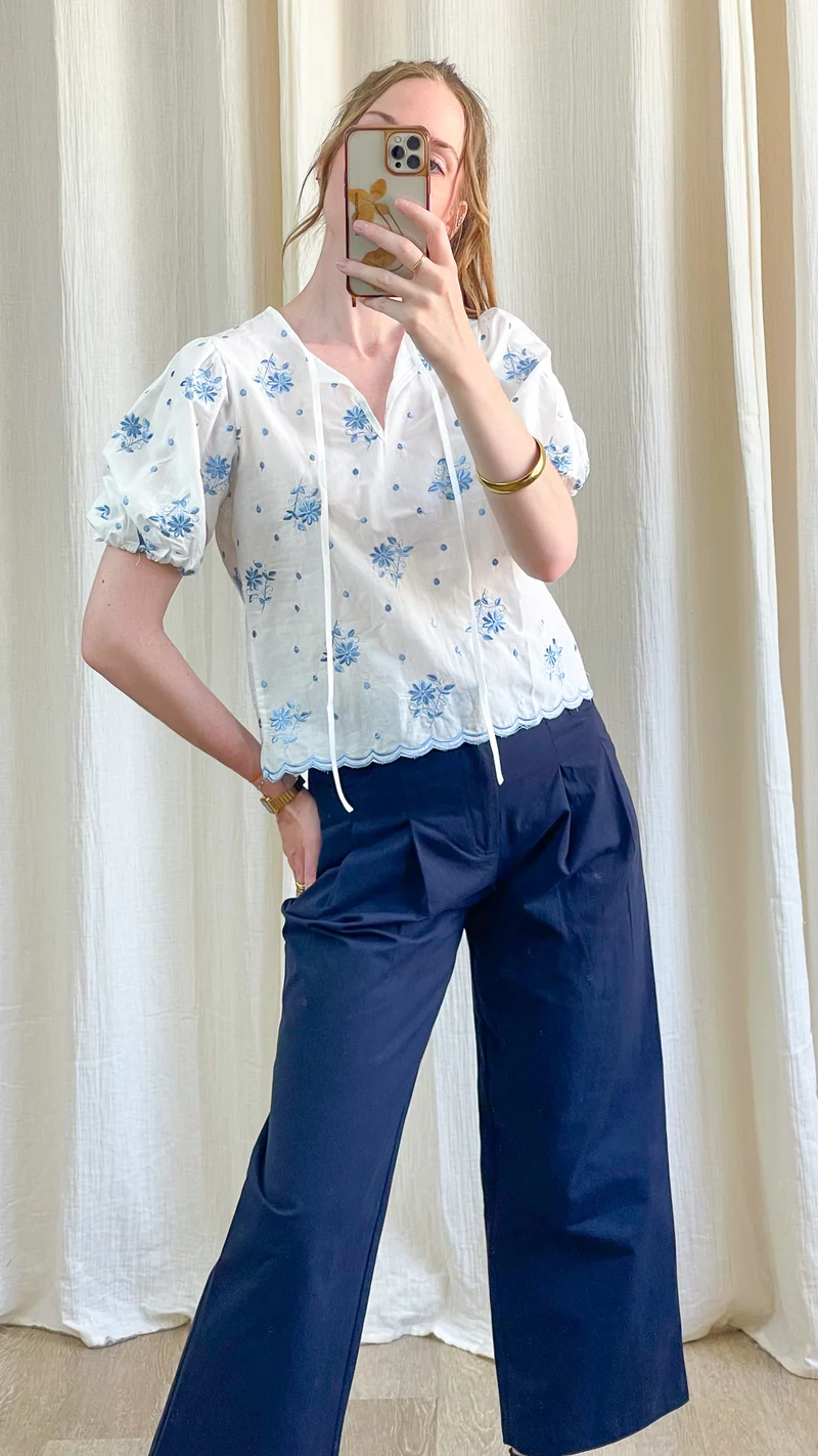 Blouse Zoé - Top blanc brodé fleurs bleues manches bouffantes