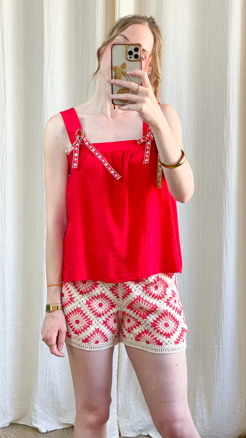 Top Anaïs - Top rouge fluide à bretelles avec nœuds fraise
