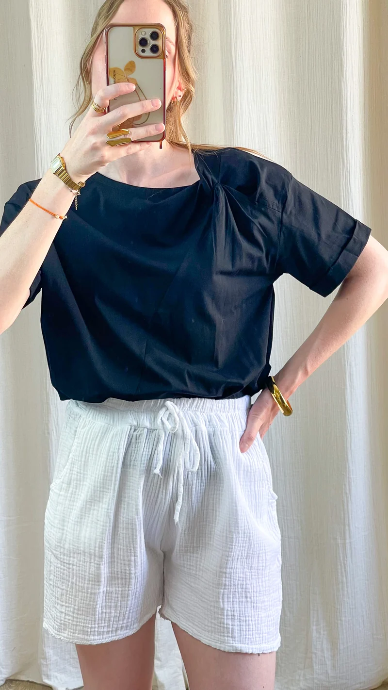 T-shirt Lina - Top noir avec détail torsadé à l'épaule