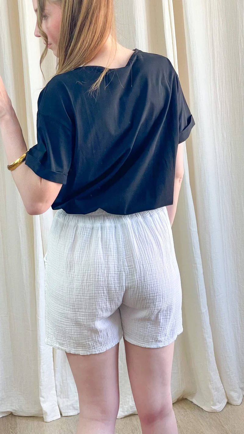T-shirt Lina - Top noir avec détail torsadé à l'épaule