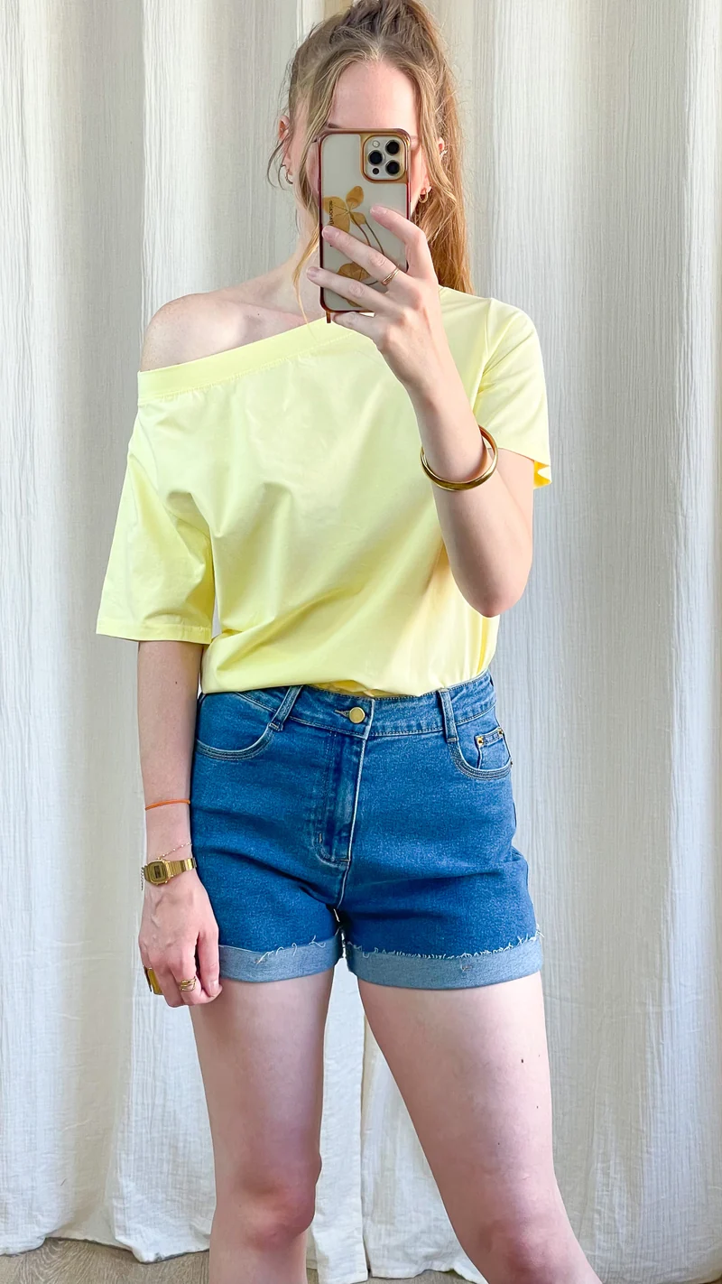 T-shirt Nina - Top épaule dénudée jaune pastel coupe fluide