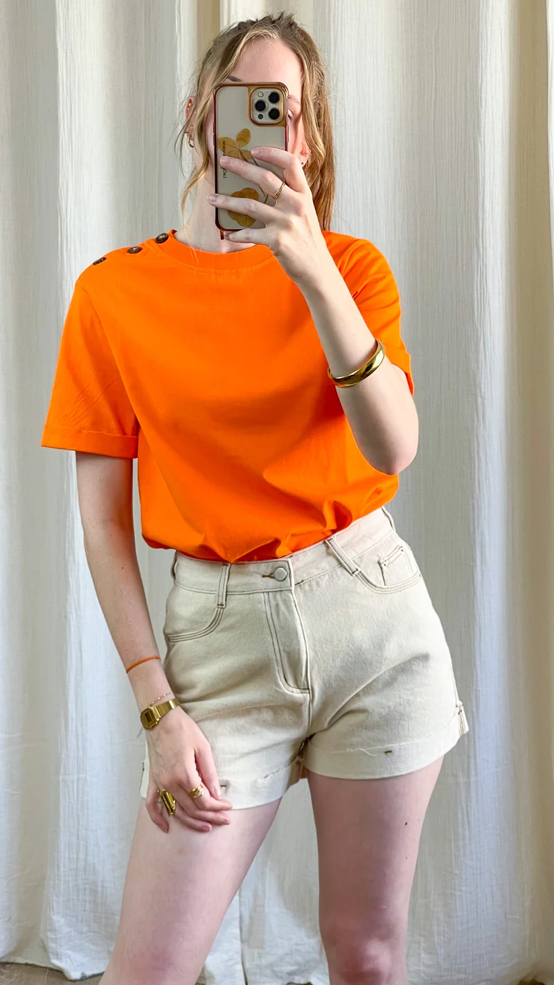 T-shirt Nour - Top orange vif avec boutons dorés à l'épaule