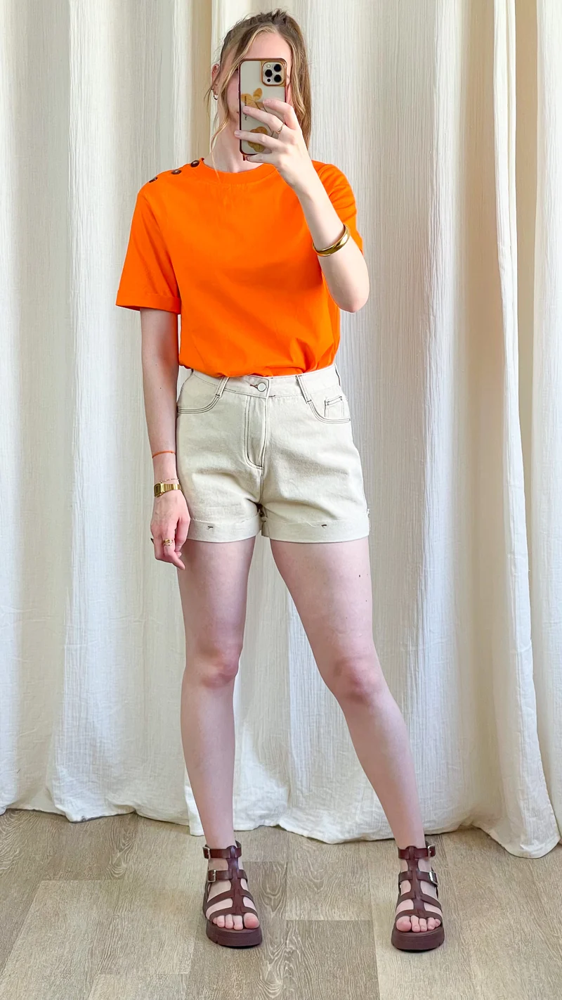 T-shirt Nour - Top orange vif avec boutons dorés à l'épaule