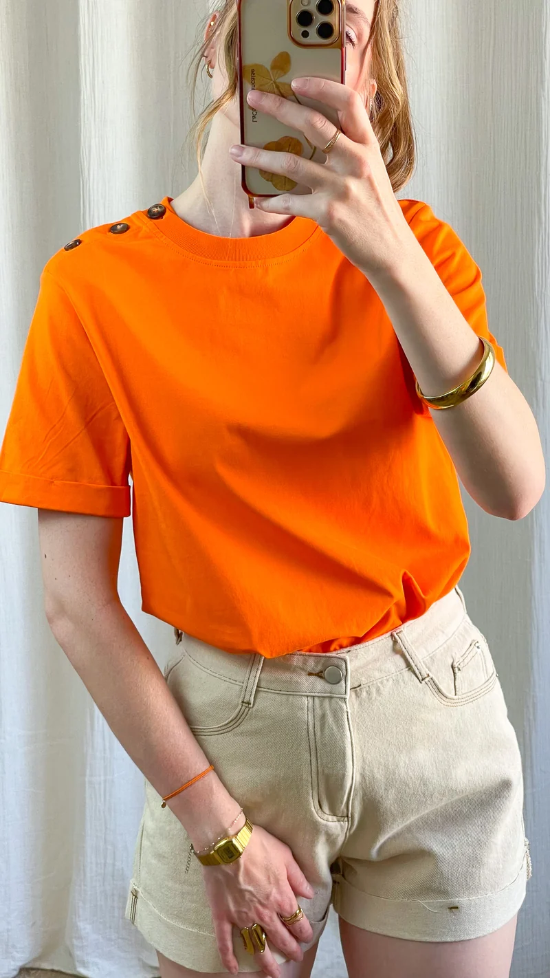 T-shirt Nour - Top orange vif avec boutons dorés à l'épaule