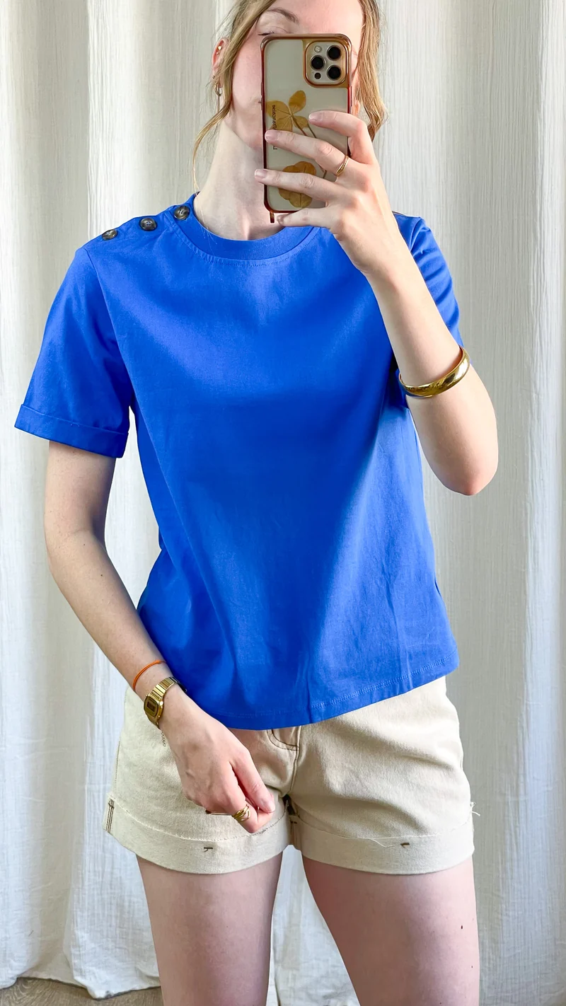 T-shirt Nour - Top orange vif avec boutons dorés à l'épaule