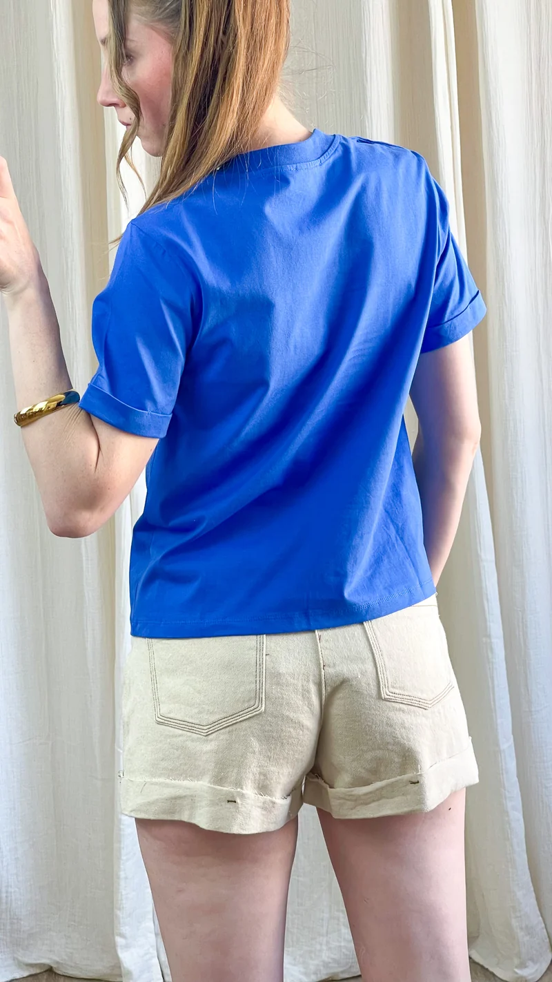 T-shirt Nour - Top orange vif avec boutons dorés à l'épaule