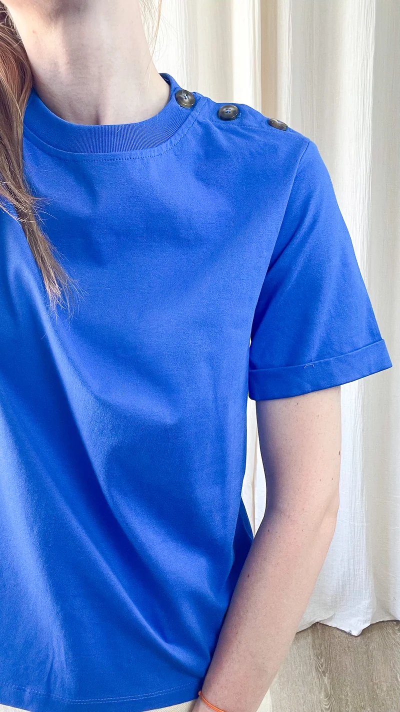 T-shirt Nour - Top orange vif avec boutons dorés à l'épaule