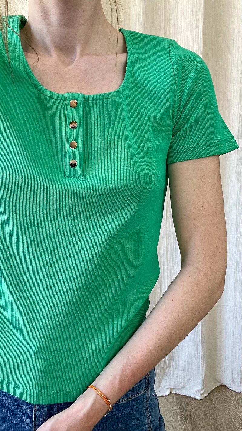 T-shirt côtelé - Top ajusté à boutons dorés manches courtes