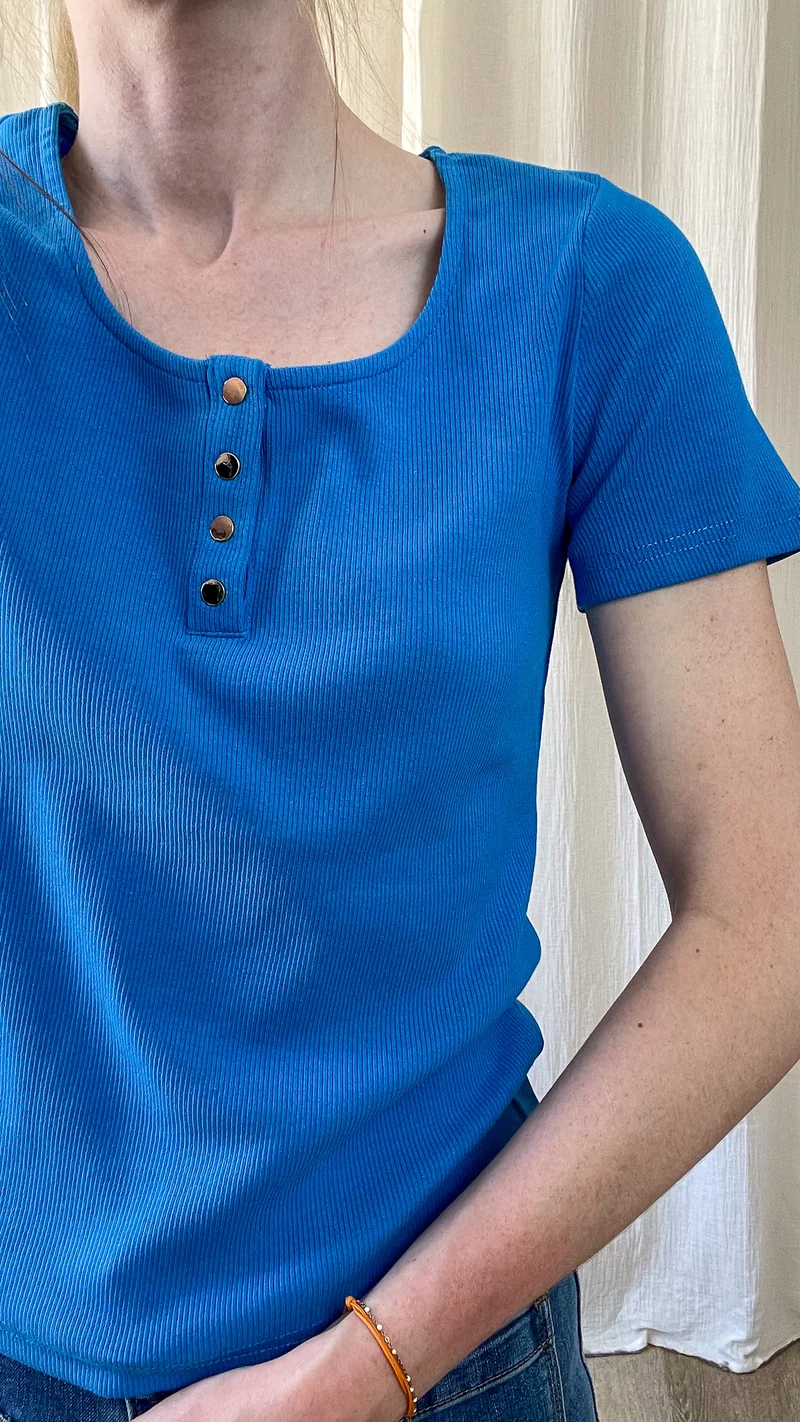 T-shirt côtelé - Top ajusté à boutons dorés manches courtes
