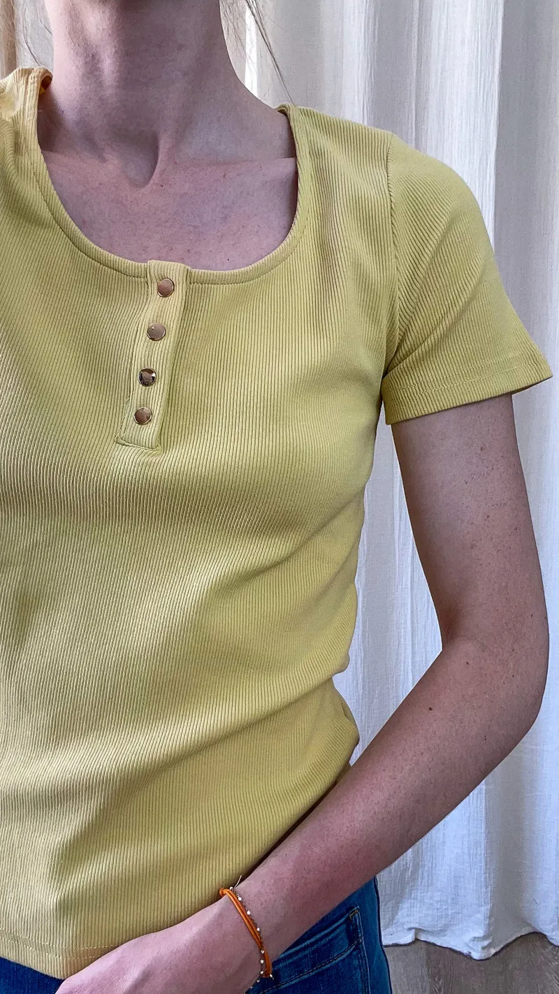 T-shirt côtelé - Top ajusté à boutons dorés manches courtes