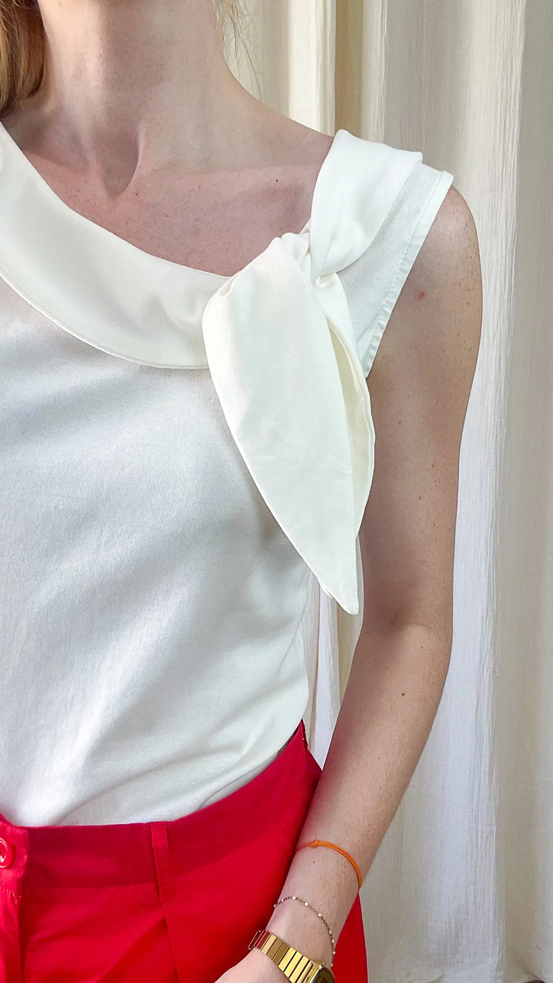Top Aurélia - Top rouge sans manche avec noeud décoratif