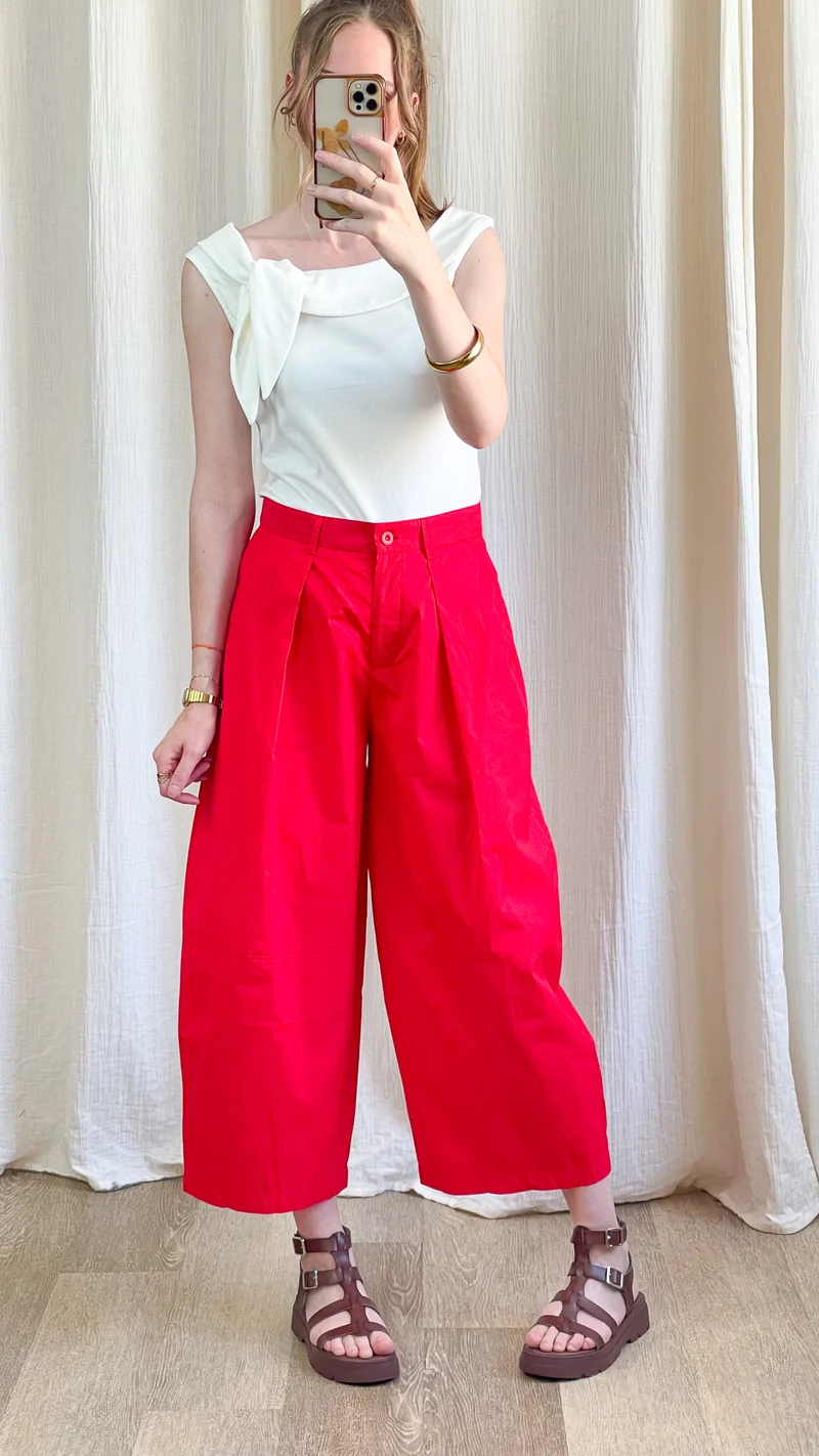 Top Aurélia - Top rouge sans manche avec noeud décoratif