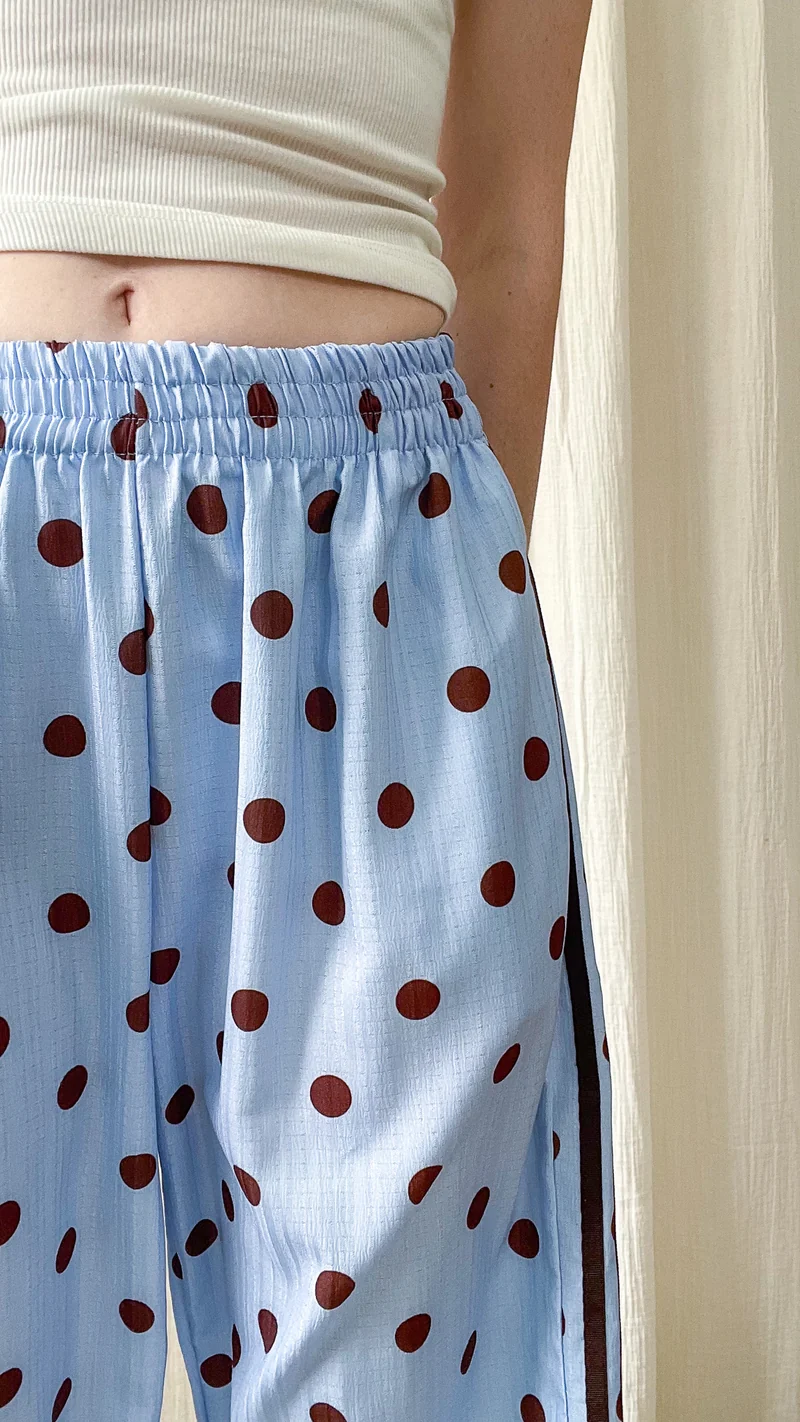 Pantalon Doti - Pantalon large fluide à pois avec bandes latérales