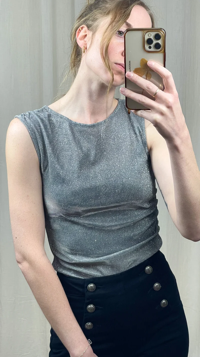 Top Jade – Top fluide pailleté sans manches