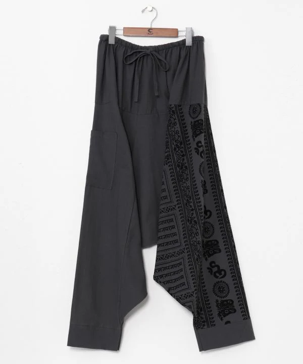 Pantalon harem à motif OM