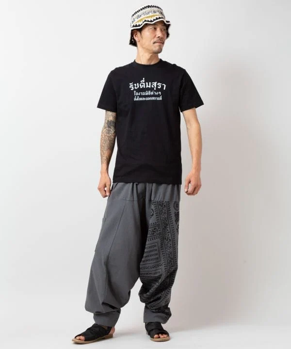 Pantalon harem à motif OM